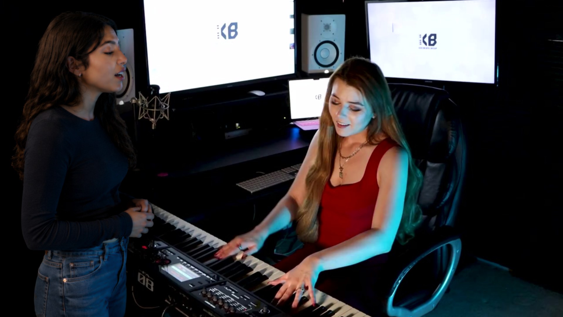Tana Rose teaching a vocal lesson